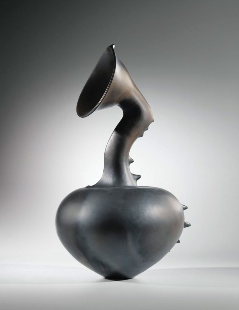 Magdalene Odundo, Untitled, 1994, terracotta, height: 50.5 cm, private collection | Image: © Archives of Women Artists, Research and Exhibitions