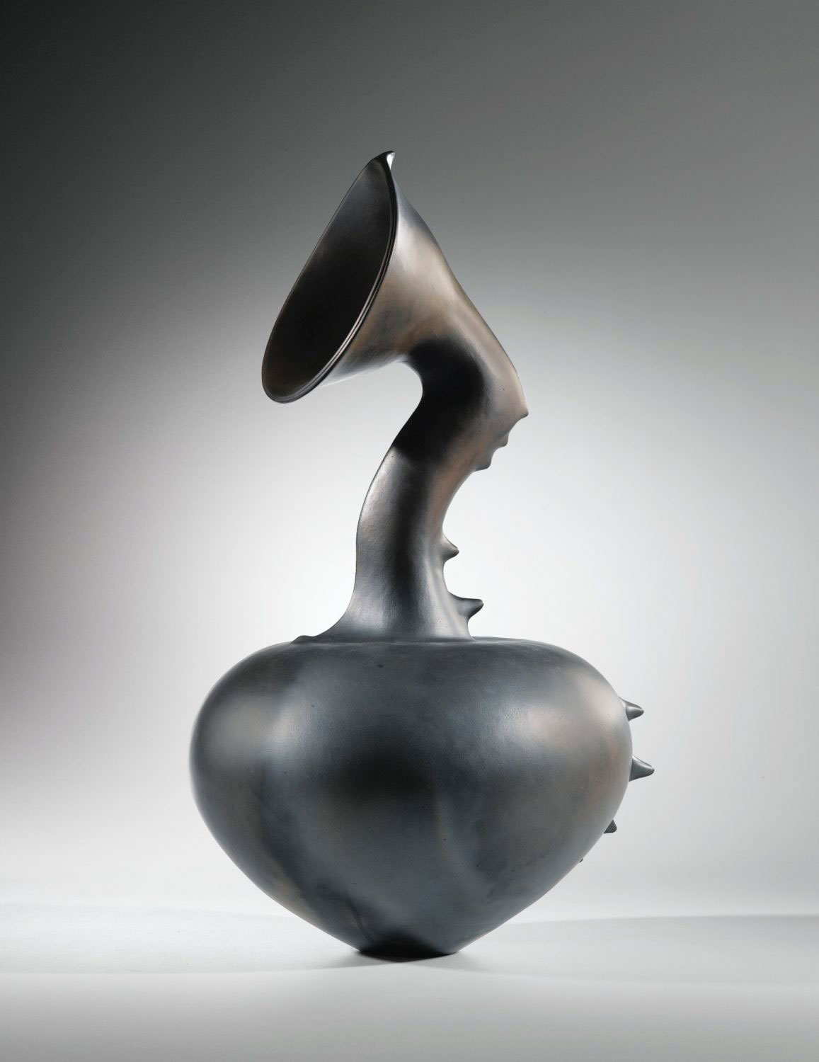 Magdalene Odundo, Untitled, 1994, terracotta, height: 50.5 cm, private collection | Image: © Archives of Women Artists, Research and Exhibitions